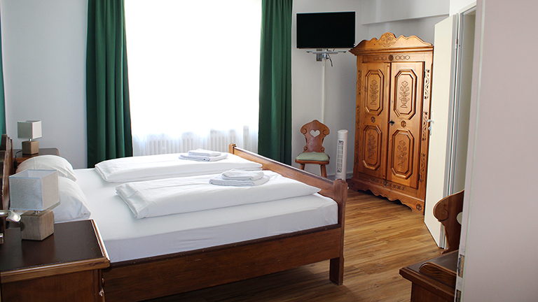 Wolferstetter, Zimmer, Urig, renoviert, Gastzimmer, kombinieren, rustikal, Ambiente, modern, Komfort, schlafen, einfach, gut, Morgen, Akku, laden, Frühstücksbuffet, kosten, Fahrrad, Fahradgarage, Bikegarage, Radlkeller, Fahrradstellplatz, Werkstatt, Fahrradwerkstatt, Radlreparatur, Radreparatur, Werkstatt, Vorgeschmack, Übernachtungsgäste, täglich, Vorspeise, Bayerisches Gedeck, Obazda, Griebenschmalz, gekräuterter Hüttenkäse, Gebäck, Hauptgericht, Krustenbraten vom Strohschwein an Knödelduett und Speckkrautsalat in herzhafter Kümmel-Dunkelbier-Jus, Brotzeit, Imbiss, Brotzeitbrettl mit regionalen Wurstspezialitäten, kaltem Braten, Bergkäse und eingelegten gegrillten Gemüse, Dessert, Karamellisierte Apfelkücherl mit Beerenragout, Speisekarte, miteinander, groß, neu, gestaltet, altehrwürdig, Charme, erhalten, Feste, Feiern, Veranstaltungen, 120 Gästen, Gern, Anfrage, Zeit, neues, bieten, Catering, Kochkurs, Küchenchef, Backkurs, Patissier, Fan-Shop, Lieferservice, Schmankerl-Express, Übernachtung im Privatboot auf der Donau