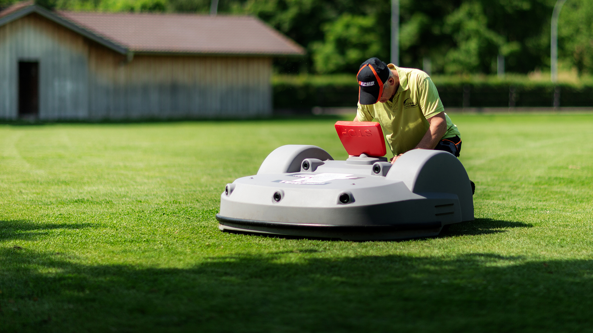 Werkzeug, Hand, Anwendung, ausgeklügelt, Sägekette, Ingenieur, Werk, Schweiz, höchster, Präzision, hergestellt, Markenzeichen, bewährt, durchdacht, Technik, komfortabel, Ausstattungsdetail, Freude, gelegentlich, Bauholz, Forst, unterwegs, Tragen, Schutzkleidung, Grundstück, Motorsägenschein, benötigen, Information, Ratgeber, Tipps, schärfen, Motorsäge-Gemisch, kompakt, handhaben, Privatanwender, unkompliziert, Brennholzvorrat, anlegen, vielseitig, robust, Leistungsbereich, Gartenbau, Baustelle, Forstwirtschaft, Drehfreudigkeit, Leistung, minimal, Gewicht, Spezial-Säge, Baumpflegesäge, Carvingsäge, Rettungssäge, Herausforderung, Lösung, parat, Vielfalt, Benzinmotorsäge, Akkumotorsäge, Elektromotorsäge, Anlass, Antrieb, Benziner, kraftvoll, gleichzeitig, sparsam, ausgestattet, Kombination, Durchzugskraft, Schnittleistung, Arbeitskomfort, Einstiegsmodell, Option, Berufsalltag, Schalungsholz, zuschneiden, Baum, fällen, entasten, ablängen, Akku-Technologie, entspannt, Einsteiger, Profi, Sortiment, gewachsen, Energieeffizienz, Ergonomie
